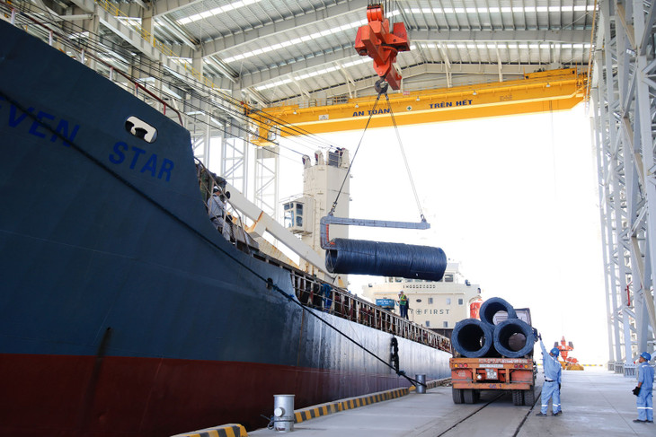 Xuất khẩu sản phẩm thép Hòa Phát tại cảng chuyên dùng Dung Quất (Quảng Ngãi) do Hoà Phát đầu tư xây dựng Xuất khẩu sản phẩm thép Hòa Phát tại cảng chuyên dùng Dung Quất (Quảng Ngãi) do Hoà Phát đầu tư xây dựng