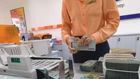 Việc nâng tỷ lệ vốn ngắn hạn cho vay trung dài hạn là biện pháp hỗ trợ nền kinh tế, tạo điều kiện cho các ngân hàng tích lũy nguồn lực trước khi bước vào giai đoạn chuẩn hóa Basel III. Ảnh: Tiên Giang