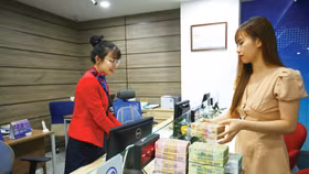 Thanh khoản của hệ thống ngân hàng tiếp tục chịu sức ép khi tăng trưởng tín dụng vượt huy động vốn, khiến mặt bằng lãi suất duy trì ở mức cao. Ảnh: Song Lê