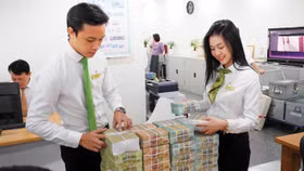 Tính đến cuối tháng 5, tăng trưởng tín dụng đạt 5,7% trong khi tăng trưởng huy động chỉ đạt 2,98%. Ảnh: Ngọc Thắng