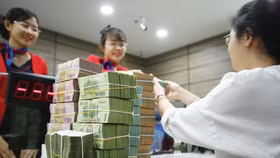 Tín dụng tăng trưởng mạnh, đầu tư hạ tầng gia tăng và nhu cầu sử dụng vốn của các doanh nghiệp rất cao tạo áp lực lên nguồn cung vốn cho nền kinh tế. Ảnh: Nhã Chi