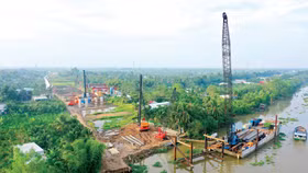 Vốn nhà nước phải được định vị là vốn mồi, vốn kiến tạo để định hình không gian phát triển, giảm thiểu rủi ro ban đầu, từ đó dẫn dắt và kích hoạt hiệu quả các dòng vốn ngoài nhà nước. Ảnh: Lê Tiên