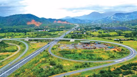 Việt Nam dự kiến chi khoảng 320 tỷ USD vốn đầu tư công trong giai đoạn 2026 - 2030, chủ yếu cho năng lượng, giao thông và logistics, nhằm tháo gỡ các điểm nghẽn hạ tầng. Ảnh: Lê Tiên