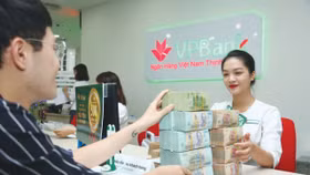 Chủ trương linh hoạt quy định về hạn mức sử dụng nguồn vốn huy động để cho vay được kỳ vọng tăng tính thanh khoản cho hệ thống ngân hàng, hỗ trợ nền kinh tế tăng tốc. Ảnh: Song Lê