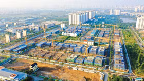 Một số nội dung của Luật Kinh doanh bất động sản có sự giao thoa, chồng chéo nhất định với các luật khác, làm tăng gánh nặng thủ tục cho doanh nghiệp. Ảnh: Lê Tiên