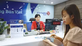 Tiền gửi dân cư tăng mạnh song tiền gửi của tổ chức kinh tế lại giảm