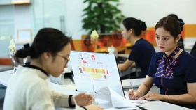 Khả năng tiếp cận vốn của doanh nghiệp ngày càng bị thu hẹp do lãi suất cho vay có xu hướng tăng và một số ngân hàng đã cạn room tín dụng. Ảnh: Nguyễn Thuyên