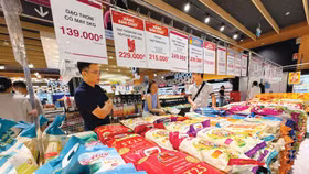 Cần bảo đảm cân đối cung cầu thị trường, nhất là với các mặt hàng thiết yếu như xăng dầu, lương thực, thực phẩm... nhằm kiểm soát lạm phát. Ảnh: Nguyên Lê