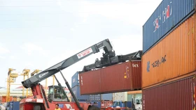 Bộ Tài chính sẽ giao Cục Hải quan ra quyết định công nhận địa điểm tập kết, kiểm tra, giám sát hàng hóa xuất khẩu, nhập khẩu tập trung như khu vực cảng biển, cảng hàng không... Ảnh: Tiên Giang