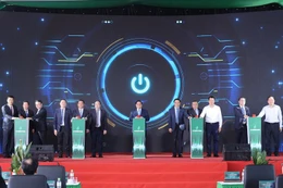 Thủ tướng Chính phủ Phạm Minh Chính và các đại biểu bấm nút khánh thành Nhà máy điện khí Nhơn Trạch 3 và Nhơn Trạch 4 (ảnh: CP)