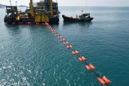 Hình ảnh thi công kéo dải cáp ngầm cấp điện từ điện lưới quốc gia ra Côn Đảo (ảnh: EVN)