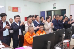 Đại diện các đơn vị liên quan chứng kiến thời khắc đóng điện Dự án Nâng công suất Trạm biến áp 500kV Hòa Bình (ảnh: EVNNPT)