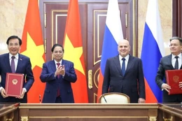 Thủ tướng Phạm Minh Chính và Thủ tướng Liên bang Nga Mikhail Mishustin chứng kiến Lễ ký kết Hiệp định về hợp tác xây dựng nhà máy điện hạt nhân trên lãnh thổ Việt Nam. (Ảnh: VGP/Nhật Bắc)