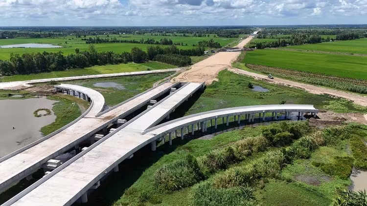 Dự án cao tốc Châu Đốc - Cần Thơ - Sóc Trăng, giai đoạn 1 thiếu cát, đá - Ảnh: Báo Xây dựng