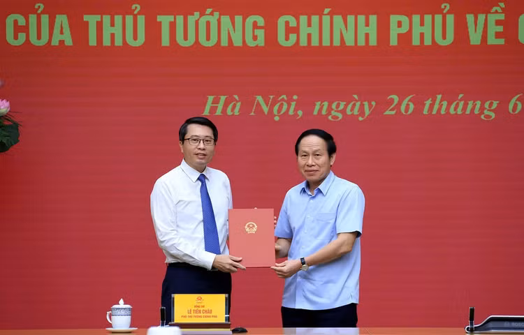 Phó Thủ tướng Lê Tiến Châu trao Quyết định của Thủ tướng Chính phủ bổ nhiệm đồng chí Trần Anh Tiến giữ chức Phó Chủ nhiệm Văn phòng Chính phủ - Ảnh: VGP/Thu Sa