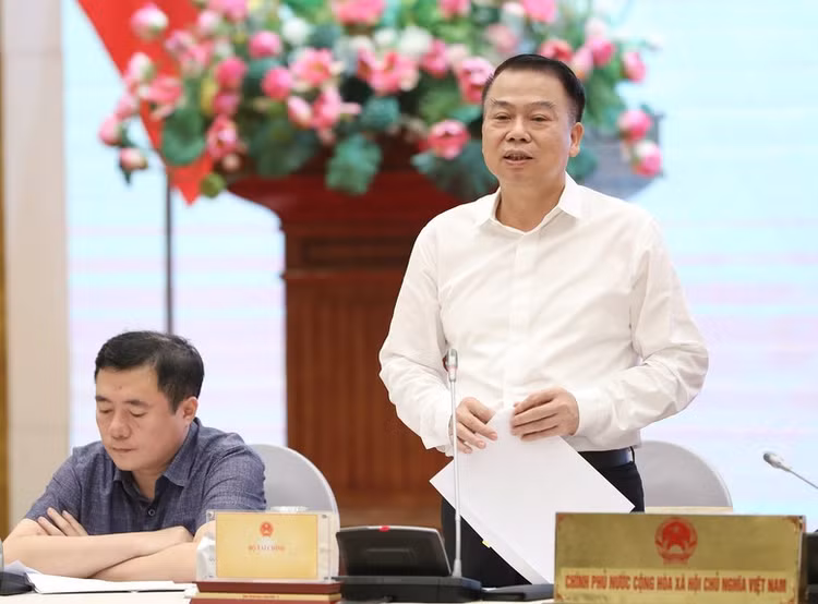 Thứ trưởng Bộ Tài chính Nguyễn Đức Chi trao đổi thông tin tại họp báo - Ảnh: VGP/Nhật Bắc