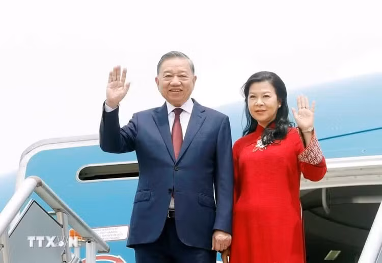 Tổng Bí thư, Chủ tịch nước Tô Lâm và Phu nhân đến sân bay quân sự Villamor Airbase, Manila. (Ảnh: Thống Nhất/TTXVN)
