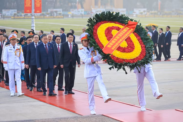 Các đồng chí lãnh đạo Đảng, Nhà nước và đại biểu dự Đại hội Đảng lần thứ XIV do Tổng Bí thư Tô Lâm dẫn đầu đặt vòng hoa, viếng Chủ tịch Hồ Chí Minh - Ảnh: VGP/Nhật Bắc
