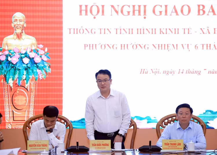 Thứ trưởng Bộ Tài chính Trần Quốc Phương báo cáo kết quả kinh tế - xã hội 6 tháng đầu năm tại Hội nghị - Ảnh: VGP/Vũ Phong