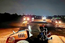 Nhằm đảm bảo đường găng tiến độ, Tổng công ty Xây dựng Trường Sơn đang dồn lực thi công xuyên đêm tăng tốc xây dựng cao tốc Biên Hòa - Vũng Tàu. Ảnh: NT