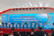 Bấm nút khởi công cao tốc Cà Mau - Đất Mũi, tuyến giao thông kết nối từ Đất Mũi ra đảo Hòn Khoai và cảng tổng hợp lưỡng dựng Hòn Khoai mở ra hướng phát triển chiến lược cho vùng cực Nam tổ quốc. Ảnh: NT
