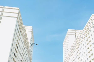 Theo HoREA, nhu cầu NOXH là rất lớn trong khi nguồn cung vẫn chưa theo kịp, dẫn đến tình trạng “cầu vượt xa cung”. Điều này khiến quá trình phân bổ sản phẩm trở nên khó khăn và dễ phát sinh bất cập. Ảnh: Gia Tường