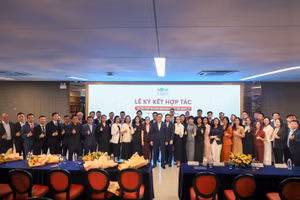 Đại diện Novaland và các đại lý tại lễ ký kết hợp tác. Ảnh: NVL