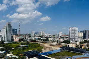 HoREA cho rằng không nên bắt buộc chủ đầu tư phải hoàn thành toàn bộ nghĩa vụ tài chính về đất đai trước khi chuyển nhượng, mà có thể cho phép bên nhận chuyển nhượng kế thừa và tiếp tục thực hiện các nghĩa vụ này theo thỏa thuận. Ảnh: An Nhiên