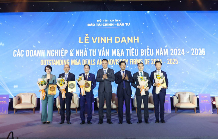3-vinh-danh-cac-doanh-nghiep-va-nha-tu-van.jpg