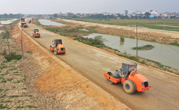 Việc điều chỉnh hợp đồng xây dựng sẽ góp phần tháo gỡ khó khăn cho nhà thầu, qua đó đẩy nhanh tiến độ triển khai các dự án đầu tư công. Ảnh: Song Lê
