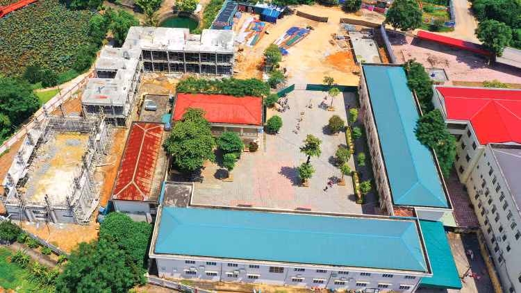 Một số gói thầu xây lắp thu hút nhiều nhà thầu tham dự với giá cạnh tranh có thời gian lựa chọn nhà thầu kéo dài. Ảnh: Nhã Chi