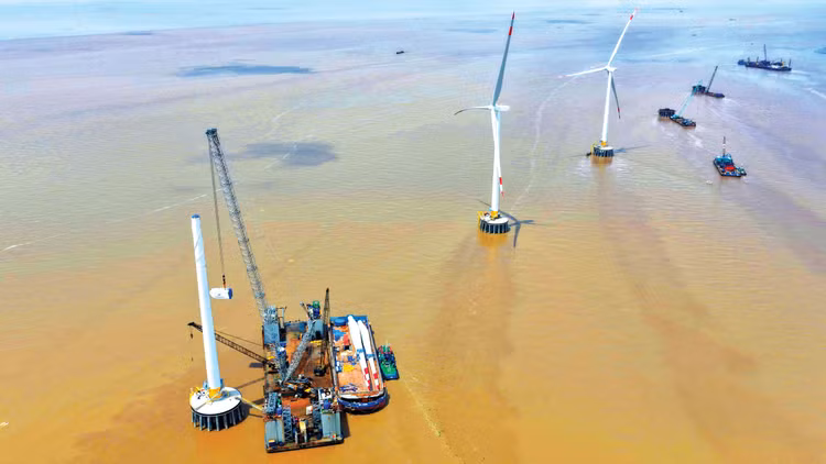 Petrovietnam đề xuất xây dựng khung pháp lý cho phép áp dụng các quy định tương đương của Luật Dầu khí đối với phần công trình trên biển của dự án điện gió ngoài khơi. Ảnh: Nguyễn Văn Cường