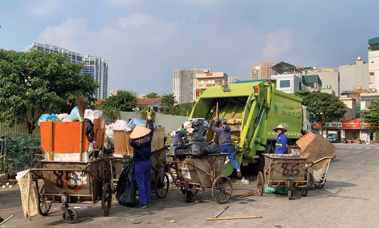 Urenco Gia Lâm đảm nhận nhiều gói thầu duy trì vệ sinh đường phố, thu gom, vận chuyển và xử lý rác thải sinh hoạt, duy trì thoát nước, chiếu sáng... trên địa bàn Thủ đô. Ảnh: Nhã Chi