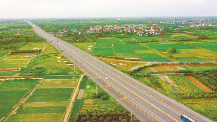 Tổng nhu cầu vốn để hoàn thành trên 5.000 km cao tốc vào năm 2030 là khoảng 1,269 triệu tỷ đồng, trong đó hơn 846 nghìn tỷ đồng cần huy động từ khu vực tư nhân. Ảnh: Lê Tiên
