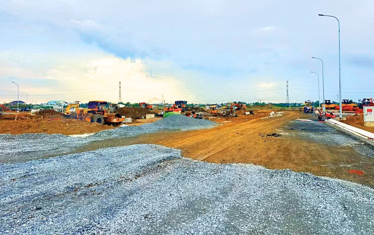 Các nhà thầu đang chờ mặt bằng sạch để tăng tốc thi công, sớm đưa dự án giao thông trọng điểm tại tỉnh Tây Ninh về đích. Ảnh: Đức Cảnh