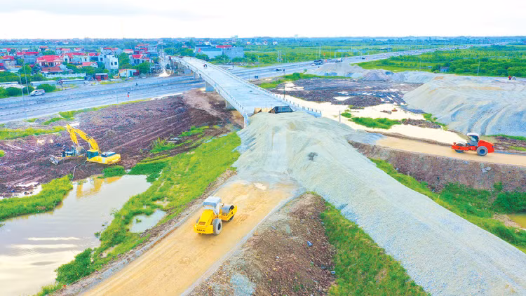 Công tác giải ngân vốn đầu tư công tại một số địa phương gặp vướng mắc về nguồn cung, giá nguyên vật liệu, giải phóng mặt bằng. Ảnh: Song Lê