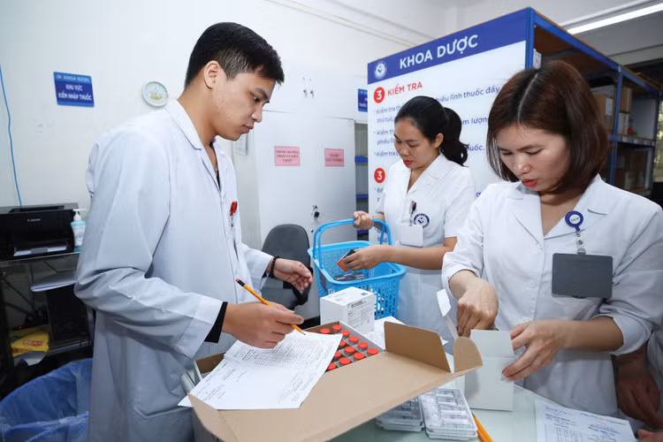 Hình thức chào giá trực tuyến đang trở thành cứu cánh để giải bài toán thiếu thuốc, vật tư cục bộ cho nhiều bệnh viện tự chủ tài chính. Ảnh: Lê Tiên