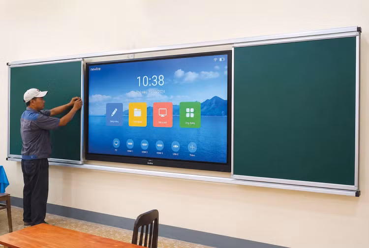 Nhà thầu trúng thầu đang thực hiện Gói thầu Mua sắm, lắp đặt thiết bị thuộc Dự án Trang bị màn hình tương tác, bảng trượt cho 8 phòng học nhà B5 của Học viện Báo chí và Tuyên truyền. Ảnh minh họa: Tiến Giang