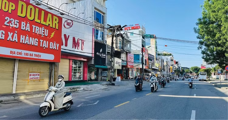 Nhà thầu xin dừng thi công Gói thầu xây lắp thuộc Dự án Nâng cấp, cải tạo đường Bà Triệu (TP. Huế) sau khởi công. Ảnh: Lê Tiên