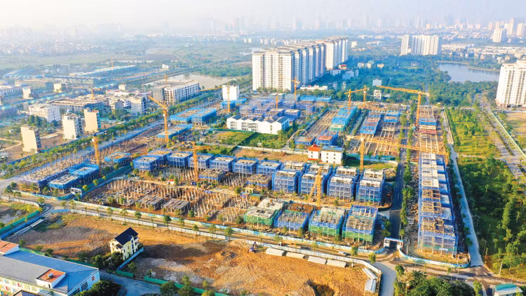 Một số nội dung của Luật Kinh doanh bất động sản có sự giao thoa, chồng chéo nhất định với các luật khác, làm tăng gánh nặng thủ tục cho doanh nghiệp. Ảnh: Lê Tiên