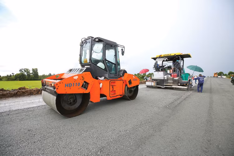 Năm 2025, cả nước đã triển khai lựa chọn nhà thầu cho 299.283 gói thầu với tổng giá gói thầu 1.859.589 tỷ đồng, tổng giá trúng thầu 1.730.691 tỷ đồng. Ảnh: Lê Tiên