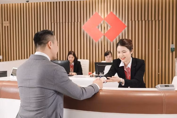 IFRS là một yếu tố đáp ứng nhu cầu niêm yết trên thị trường quốc tế, tạo điều kiện thuận lợi để doanh nghiệp huy động vốn với chi phí thấp. Ảnh: Techcombank