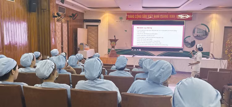 Hộ lý là công việc đặc thù cần đội ngũ nhân sự đáp ứng nhiều tiêu chuẩn. Ảnh: Văn Huyền