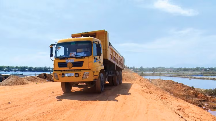 Nguồn vật liệu trong giấy phép khai thác khoáng sản được xác định tới từng công trình, thể hiện rõ từng nhà thầu thi công đề xuất nhu cầu. Ảnh: Nhã Chi
