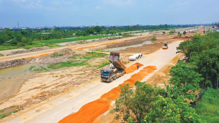 Để tháo gỡ khó khăn cho nhà thầu, nhiều chủ đầu tư đề xuất được điều chỉnh giá hợp đồng hoặc điều chỉnh hình thức hợp đồng trọn gói/đơn giá cố định sang hình thức hợp đồng có điều chỉnh giá. Ảnh: Lê Tiên