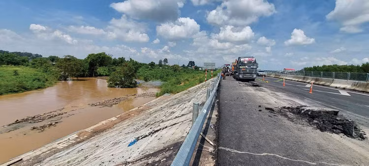 Nhà thầu triển khai biện pháp gia cường, xử lý mặt đường nhằm bảo đảm an toàn giao thông. Ảnh: Ngọc Tuấn 