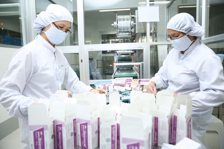 Luật Dược năm 2024 mở ra khả năng áp dụng hình thức tham chiếu kết quả thẩm định của cơ quan quản lý dược quốc gia khác đối với hồ sơ đăng ký lưu hành thuốc phát minh mới. Ảnh: Lê Tiên