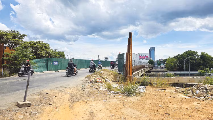 Công trình nâng cấp, mở rộng cầu Vỹ Dạ (TP. Huế) dở dang sau 5 năm thi công. Ảnh: Phan Tấn Hùng
