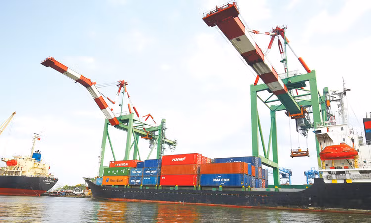 Trong 8 tháng đầu năm, tổng kim ngạch xuất nhập khẩu ước đạt 766,05 tỷ USD, tăng 28% so với cùng kỳ năm 2026. Ảnh: Lê Tiên