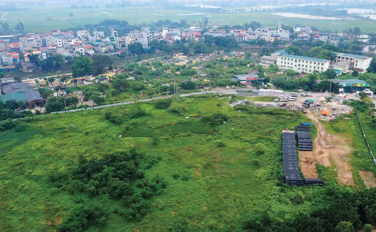 Pháp luật đất đai không quy định việc giao đất, cho thuê đất để thực hiện 1 dự án đồng thời cho nhiều tổ chức kinh tế, nhiều nhà đầu tư hoặc liên danh nhà đầu tư hoặc doanh nghiệp dự án do các nhà đầu tư thành lập. Ảnh: Tiến Giang